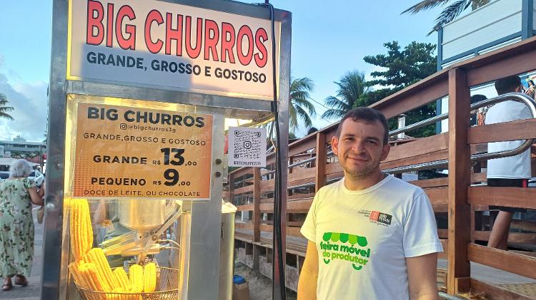 Eduardo se vira para atender os visitantes internacionais Eduardo se vira para atender os visitantes internacionais