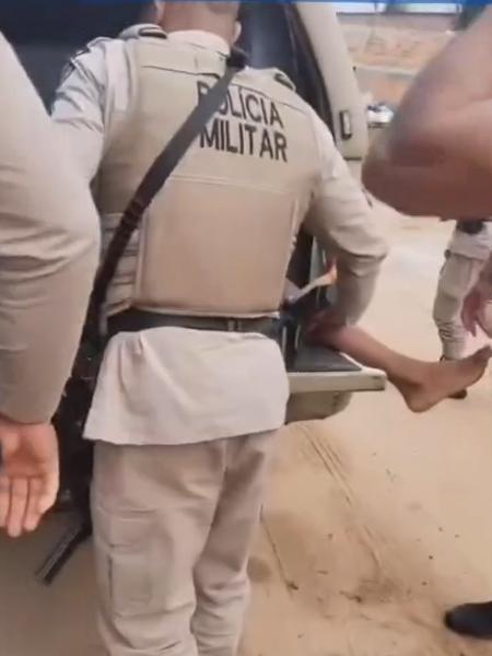 Momento em que policiais arrastaram jovem para camburão foi gravado Momento em que policiais arrastaram jovem para camburão foi gravado
