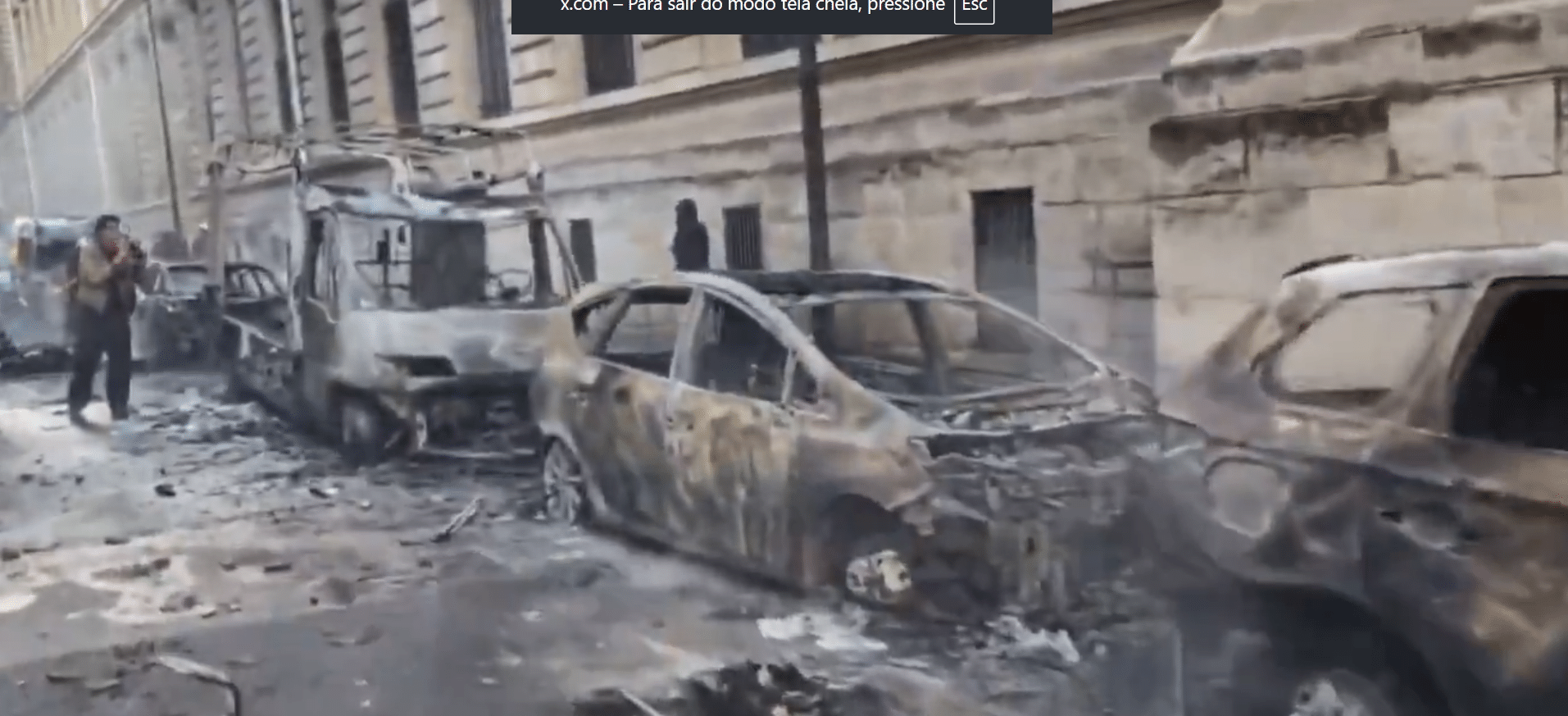 Carros incendiados por manifestantes na França  - undefined