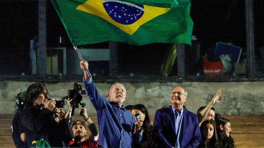 Lula e Geraldo Alckmin vão à avenida Paulista para comemorar a vitória do petista no 2º turno sobre Flávio Bolsonaro Lula e Geraldo Alckmin vão à avenida Paulista para comemorar a vitória do petista no 2º turno sobre Flávio Bolsonaro