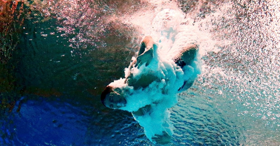 30.jul.2015 - A nadadora ucraniana Illya Kvasha é vista por câmera posicionada dentro de piscina, após salto do trampolim de três metros, durante o Campeonato Mundial de Natação Kazan 2015, na Rússia