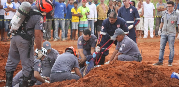 Ao menos dez bombeiros trabalharam no resgate dos corpos, que durou mais de uma hora - Paulo Cansini/Diário de Marília