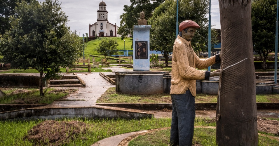 6.fev.2017 - Estátua de um homem fazendo a extração de borracha próxima a uma igreja, em Fordlândia