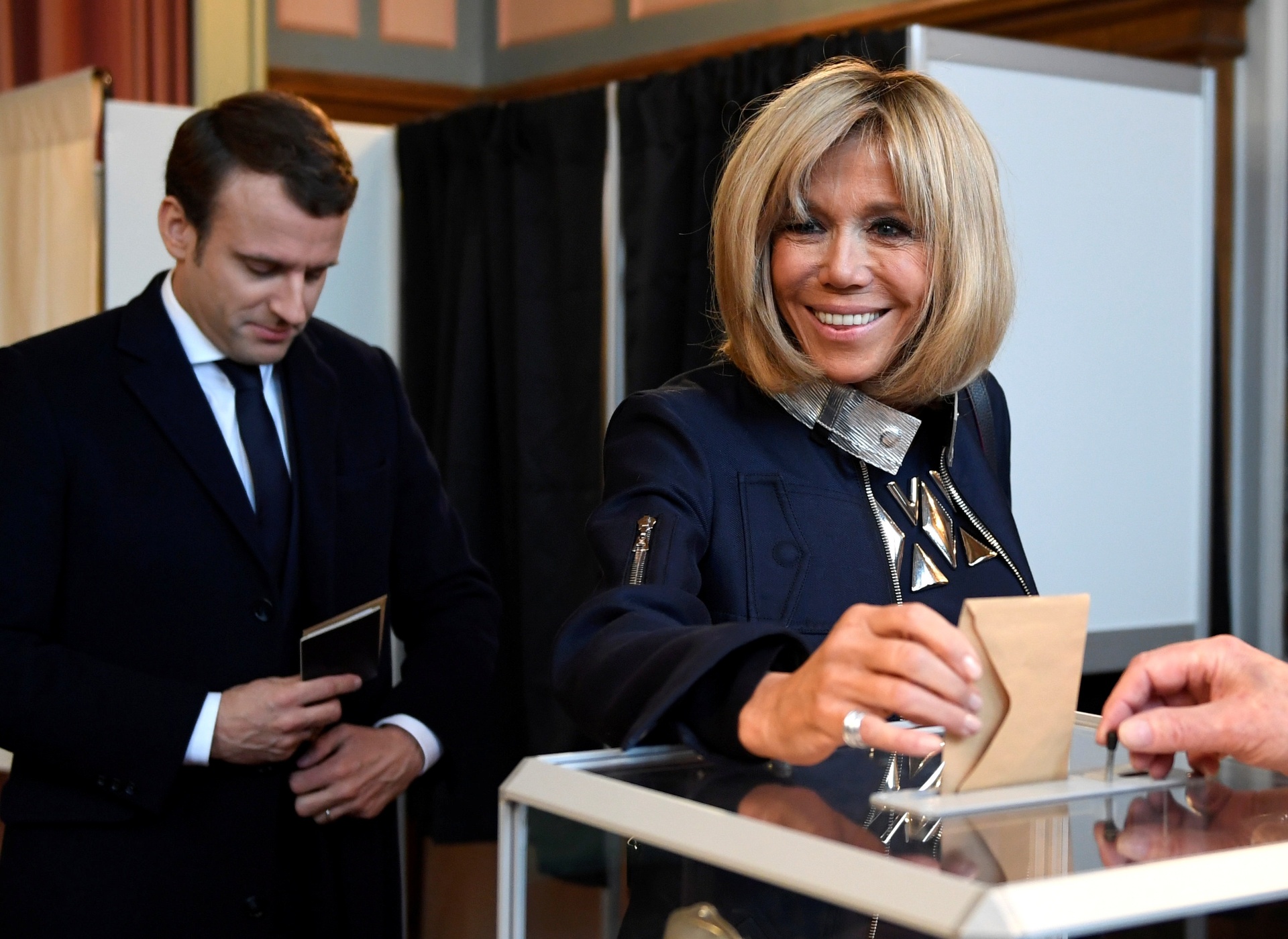 Quem E Brigitte Trogneux Ex Professora De Macron E Proxima Primeira Dama Da Franca 09 05 2017 Uol Noticias