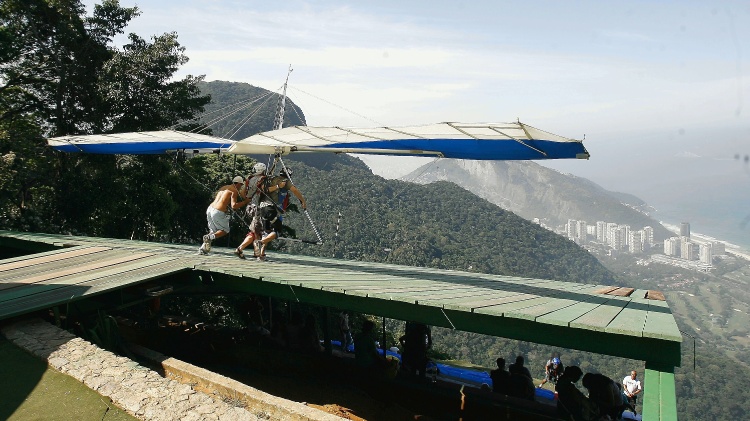 Salto de asa delta na Pedra Bonita, no Rio - Paulo Alvadia / Ag. O Dia - Paulo Alvadia / Ag. O Dia
