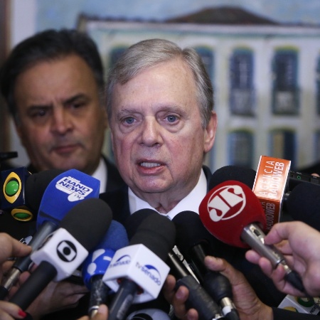 Com Aécio Neves (d) ao fundo, Tasso Jereissati concede entrevista - George Gianni 03.ago.2017 /PSDB