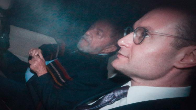 O ex-presidente Luiz Inácio Lula da Silva deixa o Instituto Lula ao lado do advogado Cristiano Zanin - Felipe Rau/Estadão Conteúdo