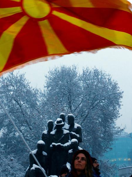 10.jan.2018 - Mulher se manifesta contra o acordo feito com a Grécia para a mudança do nome da Macedônia - OGNEN TEOFILOVSKI/REUTERS