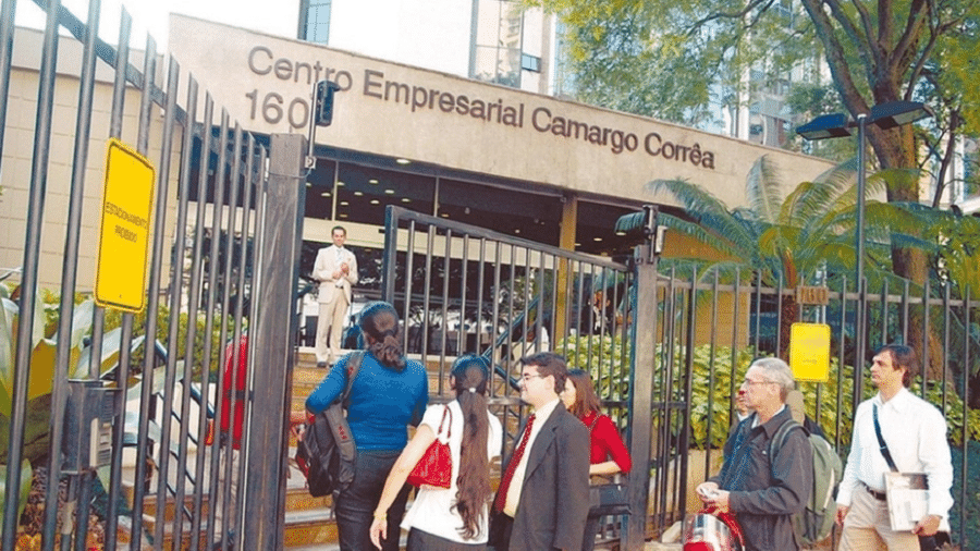 Funcionários na frente do prédio da construtora Camargo Corrêa, na Vila Olímpia, em São Paulo, em 2019 - Odival Reis/Agência Globo