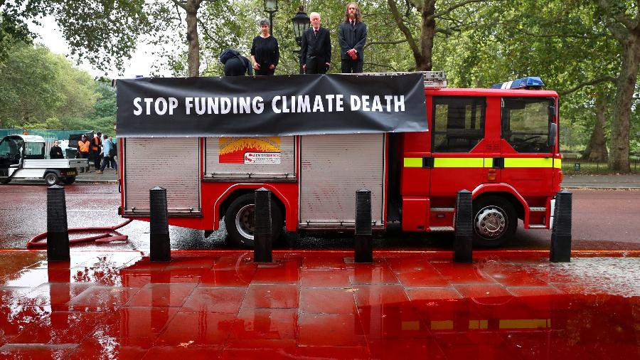 3.out.2019 - Escadaria do Ministério das Finanças britânico ficou encharcada de tinta vermelha espalhada por ativistas - Simon Dawson/Reuters