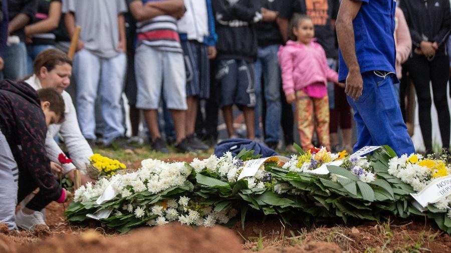 O corpo de Denys Henrique Quirino da Silva, 16, é sepultado no cemitério da Nova Cochoeirinha, na zona norte da capital. O garoto foi morto após operação policial em baile funk na comunidade de Paraisópolis - Danilo Verpa/Folhapress