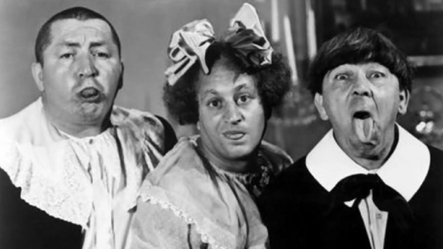 Curley, Larry e Moe: o trio fez muito sucessos na TV e no cinema como "Os Três Patetas". Tratava-se de uma mistura que juntava o bobalhão, o burraldo e o agressivo. Juntos, eram notavelmente atrapalhados e incompetentes. Comédia tem dessas coisas - Columbia Pictures/Divulgação