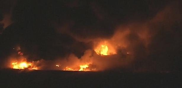 Fogo em Cotia | Incêndio de grandes proporções atinge galpão na Grande SP