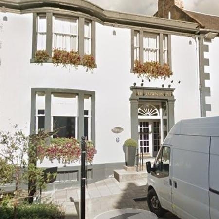 A fachada do Townhouse Hotel, na Escócia: Sopa fria, mas dono com cabeça quente - Reprodução/Google Earth