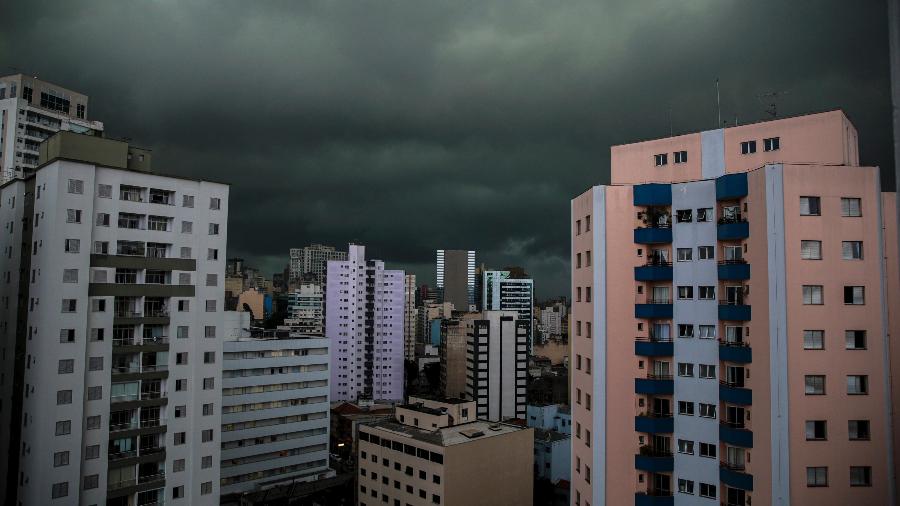 Céu escuro e com nuvens carregadas na cidade de São Paulo  - Suamy Beydoun