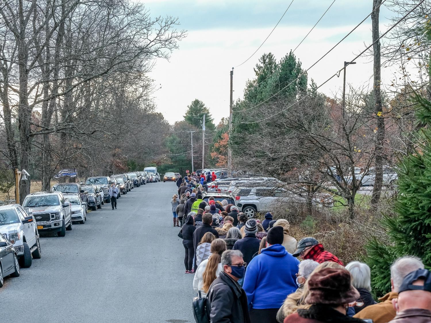 03 nov. 2020 - Eleitores fazem fila enorme em local de votação em Milford, Pensilvânia - Preston Ehrler/SOPA Images/Light Rocket via Getty Images