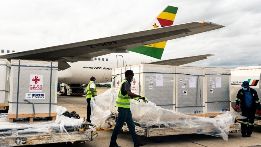 Doses da vacina da Sinopharm contra a covid-19 chegam no aeroporto de Harare - Jekesai Njikizana/AFP