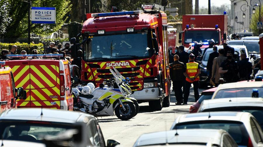 Policiais e bombeiros acompanham trabalhos de investigação em uma delegacia Rambouillet, perto de Paris (França), onde uma agente foi morta por um homem com uma faca - Bertrand Guay/AFP