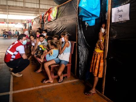 Júlio Cals, presidente da Cruz Vermelha Brasileira, conversa com crianças - André Benicio/ASCOM CVB