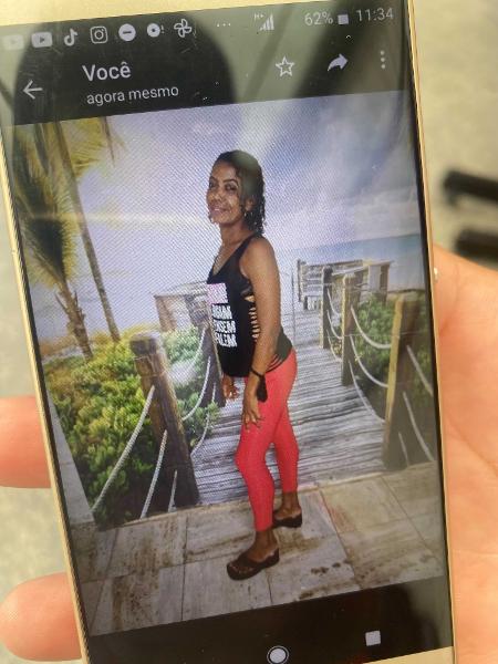 Irmã mostra foto de Priscila Carmo Silva, morta com um tiro nas costas - Tatiana Campbell/UOL