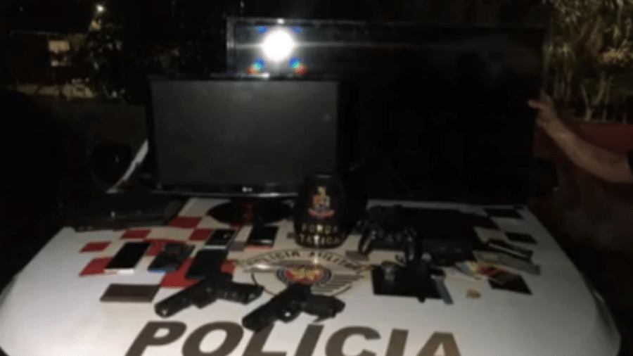 Celulares, monitores, relógios e simulacros de arma de fogo foram encontrados com suspeitos - Reprodução/TV Globo