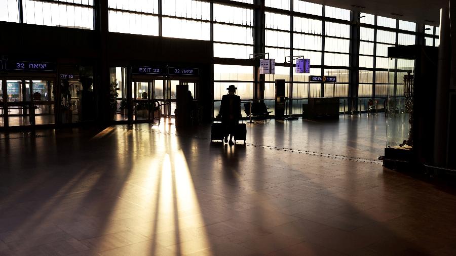 25.jan.2021 -  Um passageiro chega a um terminal do aeroporto internacional Ben Gurion, em Israel - Ronen Zvulun/File Photo/Reuters