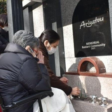 Familiares depositam a urna com as cinzas de Vitor Higa durante cerimônia católica realizada dia 27 de novembro, em Tóquio - BBC