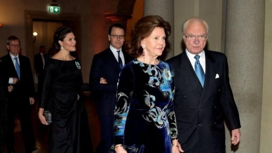 Rainha Silvia e o rei da Suécia, Carl 16 Gustav, com a filha Victoria atrás; casal real testou positivo para covid - Reuters