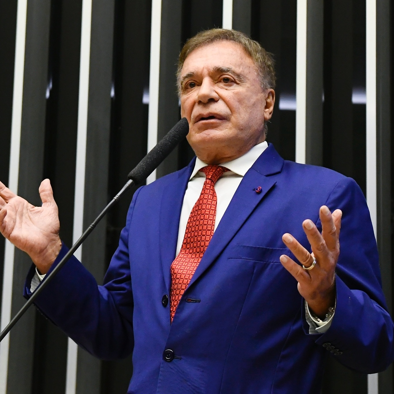 PT acusa Alvaro Dias de divulgar pesquisa eleitoral sem registro