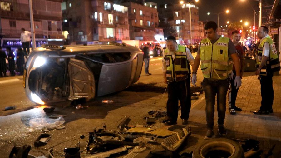 29.mar.22 - Um veículo capotado numa estrada de Bnei Brak, a sete quilômetros de Tel Aviv, após um ataque a tiros - GIL COHEN-MAGEN/AFP