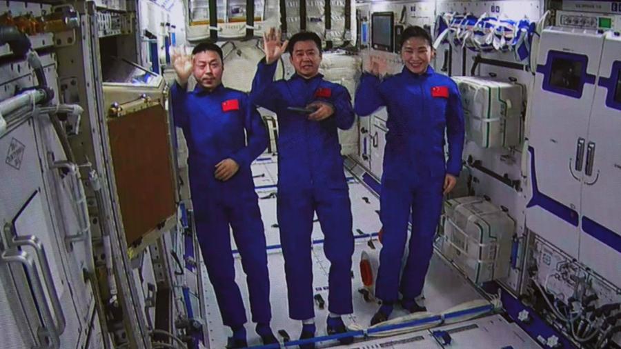 25.jul.2022 - Imagem liberada pela CMSA, a agência espacial chinesa, mostra os astronautas Cai Xuzhe (esq.), Chen Dong (centro) e Liu Yang (dir.) dentro do segundo módulo da estacial espacial chinesa chamado Wentian - Xinhua/Guo Zhongzheng