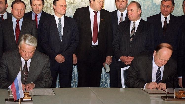 Boris Yeltsin and Stanislav Shushkevich signed the Belavezha Treaty on December 8, 1991 - GETTY IMAGES - GETTY IMAGES
