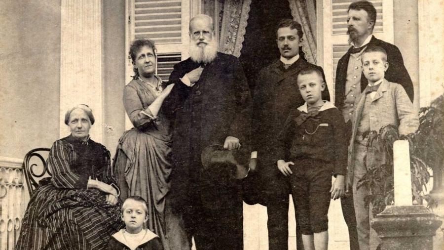 Princesa Isabel apoia a mão no braço de Dom Pedro 2º (barba branca) em foto com a família imperial feita em 1889 por Otto Hees - Domínio público/ Otto Hees