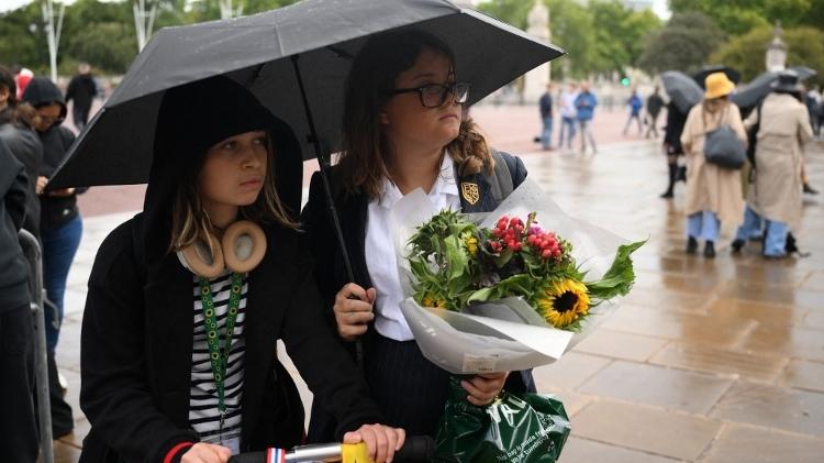 Queen II, whose health condition is fragile.  Flowers dedicated to Elizabeth carried by supporters at Buckingham Palace - DANIEL LEAL/AFP - DANIEL LEAL/AFP