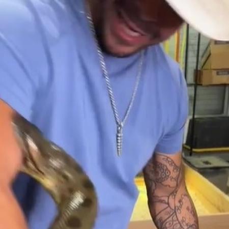 O norte-americano Nick Bishop filma vídeo em que é picado várias vezes por uma cobra - Reprodução