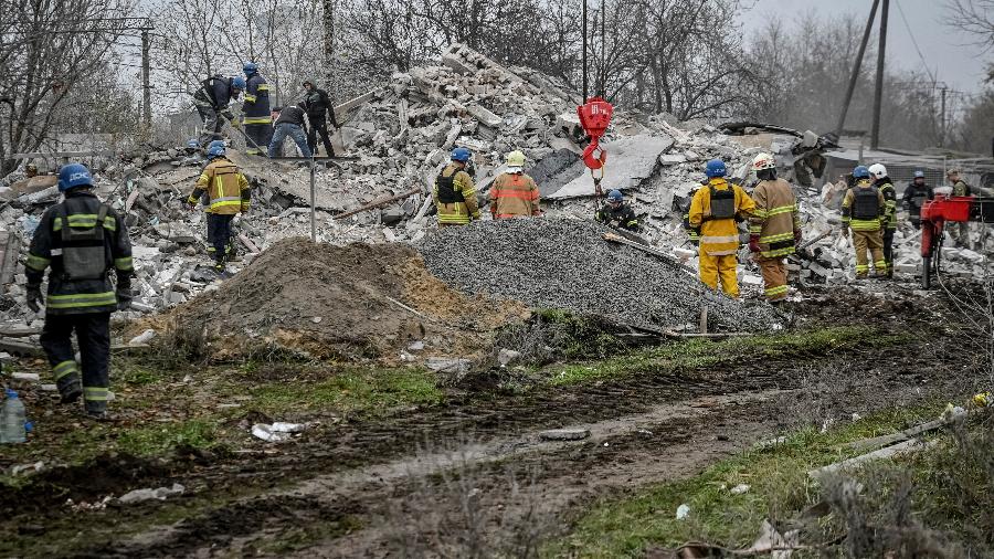 Equipes de resgate da Ucrânia em local atingido por míssil na cidade de Vilniansk, região de Zaporizhzhia - Divulgação via REUTERS