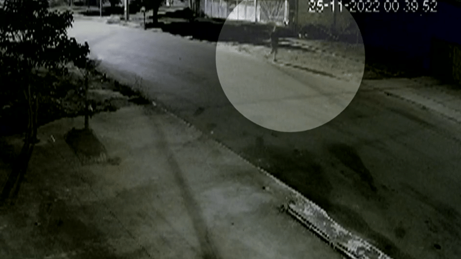 Imagens de câmeras de segurança da rua onde aconteceu o crime mostram o soldado da PM Arcício Barros indo até a casa do vizinho discutir por som alto - Reprodução/TV Anhanguera