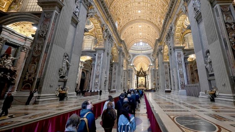 a line of people for the funeral of Pope Emeritus Benedict XVI, who died at the age of 95 on December 31;  The ceremony took place in St. Peter's Basilica in the Vatican - ANDREAS SOLARO / AFP - ANDREAS SOLARO / AFP