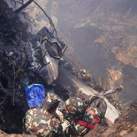 Equipes de resgate inspecionam o local de acidente de avião em Pokhara - Getty Images