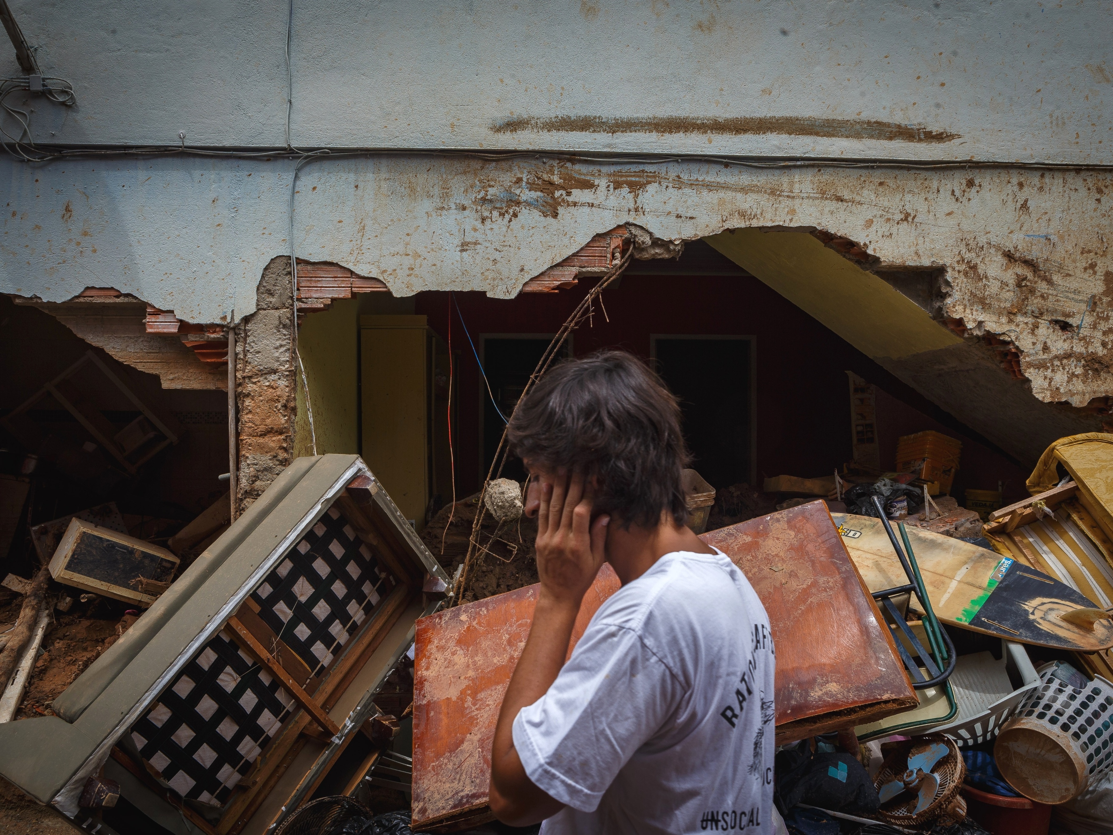 Reportagem do Dia : casa fica ilhada após obras da prefeitura em