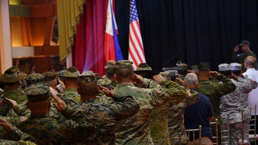 Soldados dos EUA e das Filipinas participam de exercício militar conjunto - TED ALJIBE/AFP