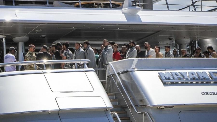 Sobreviventes do naufrágio chegam ao porto de Kalamata nesta quinta-feira (14) - STRINGER / Eurokinissi / AFP