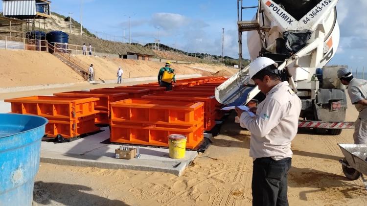 Blocos de concreto usados para amenizar erosão na praia de Ponta Negra, em Natal 
