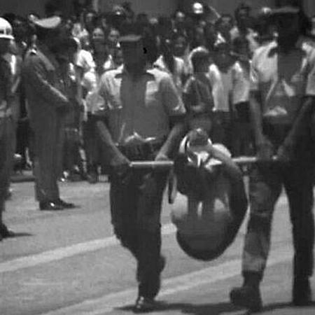Indígena preso em um pau-de-arara durante apresentação da GRIN em Belo Horizonte, 1970. 