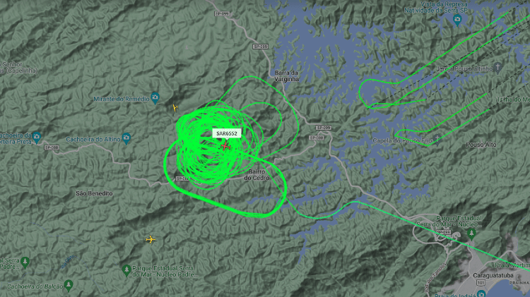 Avião da FAB 'desenha' no ar local onde helicóptero foi encontrado em SP depois de área de buscas serem restringidas devido a informações da localização dos celulares das vítimas