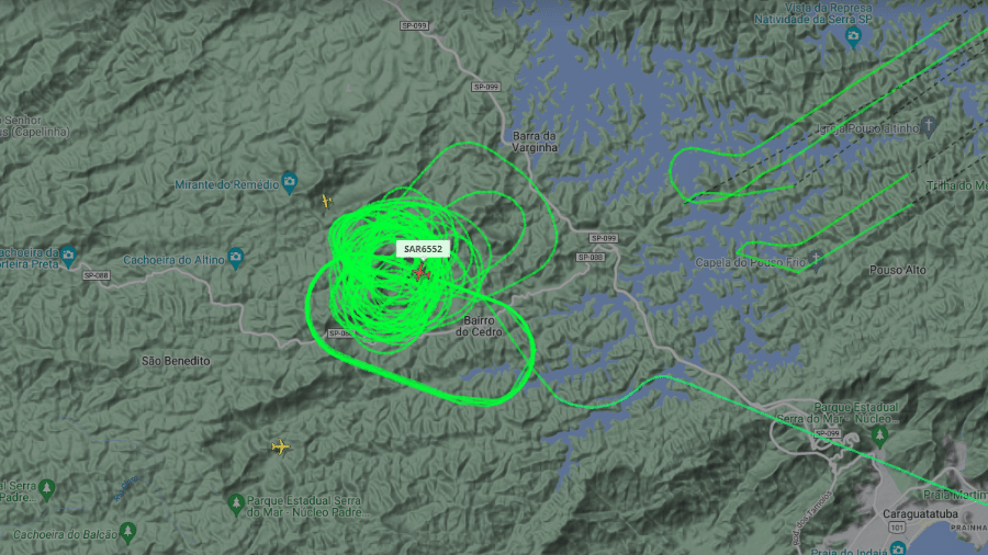 Avião da FAB 'desenha' no ar local onde helicóptero foi encontrado em SP