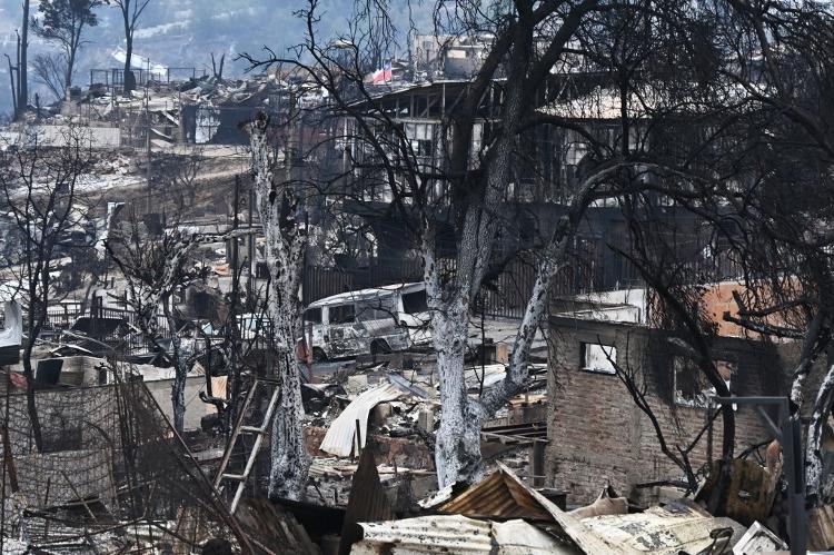 Casas, veículos e árvores queimadas em Quilpue, Viña del Mar, no Chile
