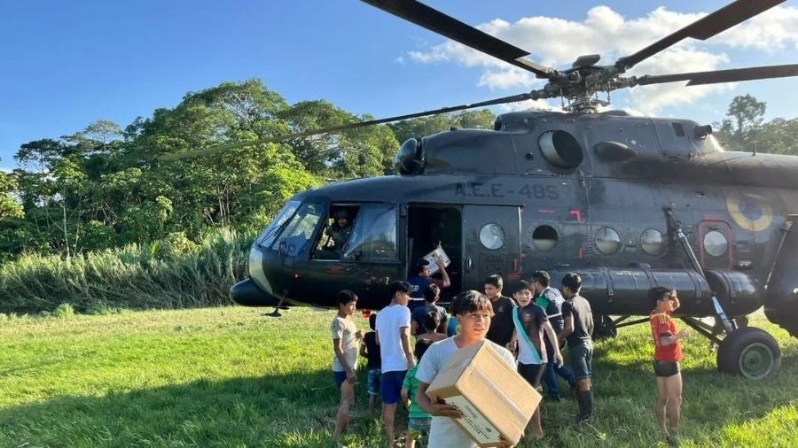 Helicóptero militar entregou ajuda humanitária para comunidades afetadas pelo transbordamento de um rio no Equador