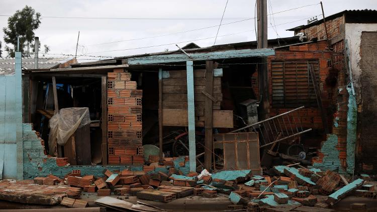 Casa danificada em Porto Alegre