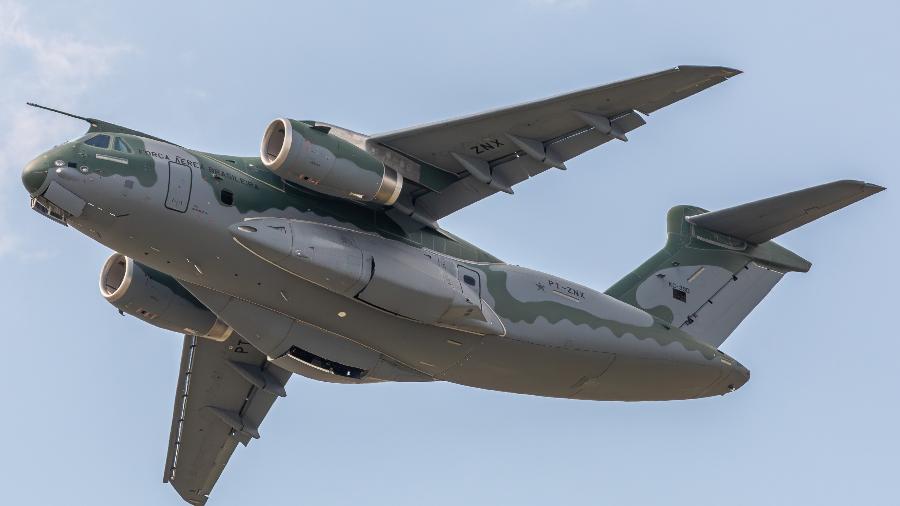 O KC-390 pode atingir velocidades de até 870 km/h e tem um alcance de 2.815 km com carga máxima